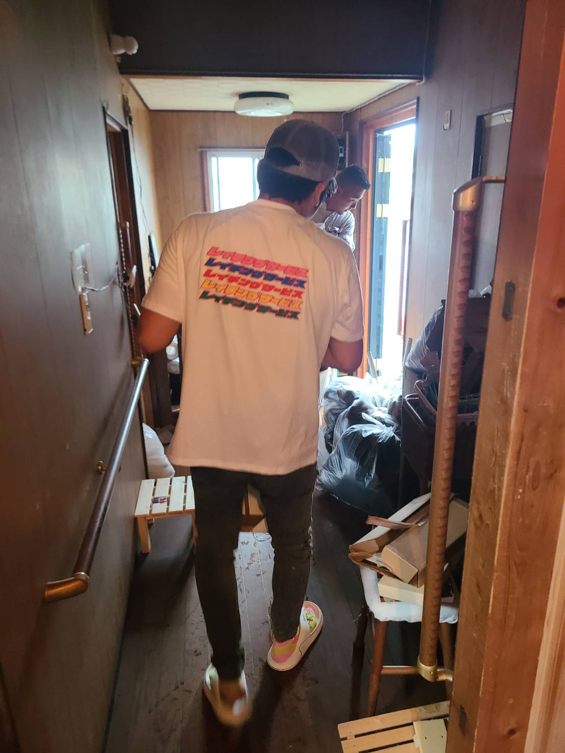 ロゴ入りTシャツで作業するスタッフ
